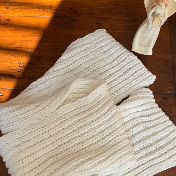 Hand knitted chunky white wool scarf - Picture 3 of 5